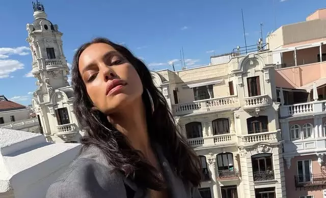 FOTO Irina Shayk, fosta parteneră a lui Cristiano Ronaldo, se iubește cu un star din NBA, cu 11 ani mai tânăr!